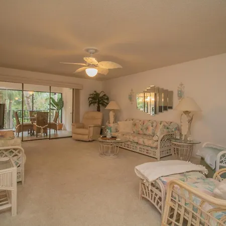 Sun Eagle Condo! Cozy Condo With Workspace And Community Pool!